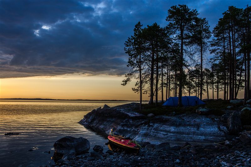 Idylllischer Zeltlagerplatz auf einer der über 3000 Inseln am Inarisee in Finnland