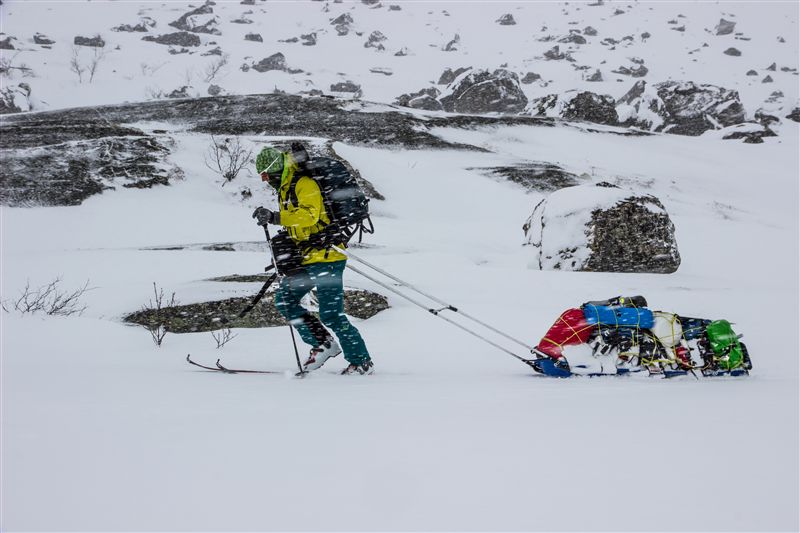 Stefan Wiebel unterwegs mit 75 kg schwerer Pulka im rauhen Klima der norwegischen Westküste